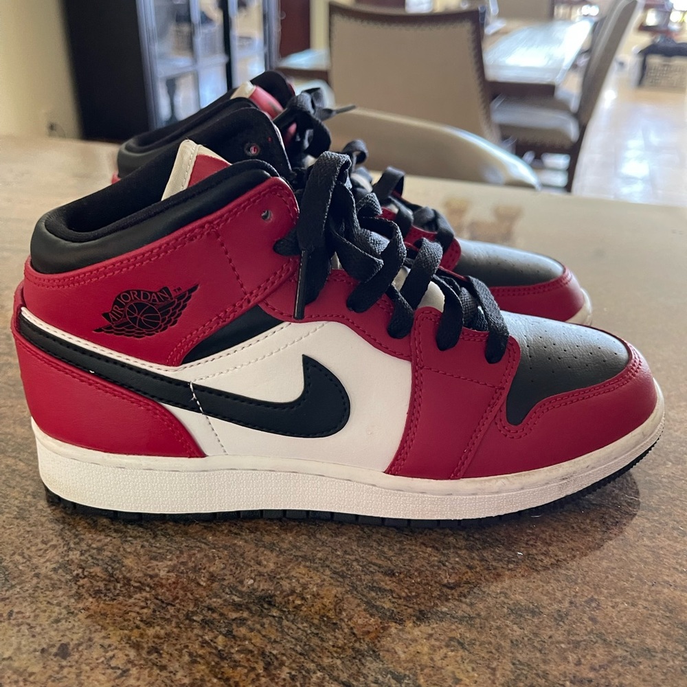 Youth 4.5 retro black toe Jordan’s. Worn twice and In perfect condition.